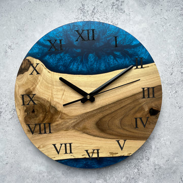 Wall clock handmade in wood and resin 