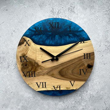 Wall clock handmade in wood and resin 