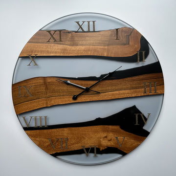 Wall clock handmade in wood and resin 