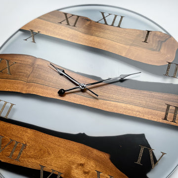 Wall clock handmade in wood and resin 